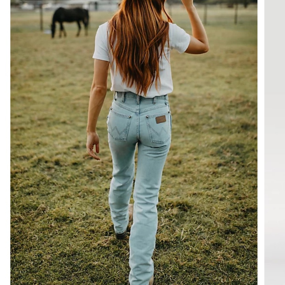 Womens Cowboy Cut Light Wash Wranglers